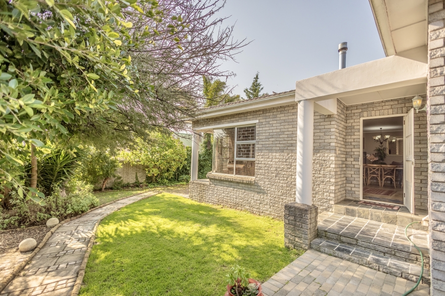 5 Bedroom Property for Sale in The Crest Western Cape